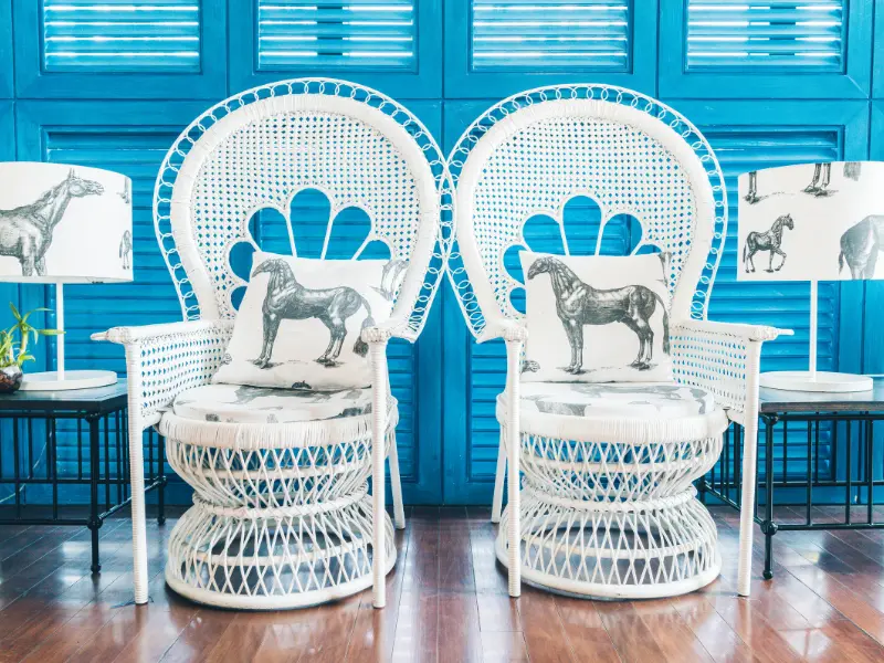 Fauteuil en rotin ancien et lampe coloniale en laiton, ambiance Indochine française