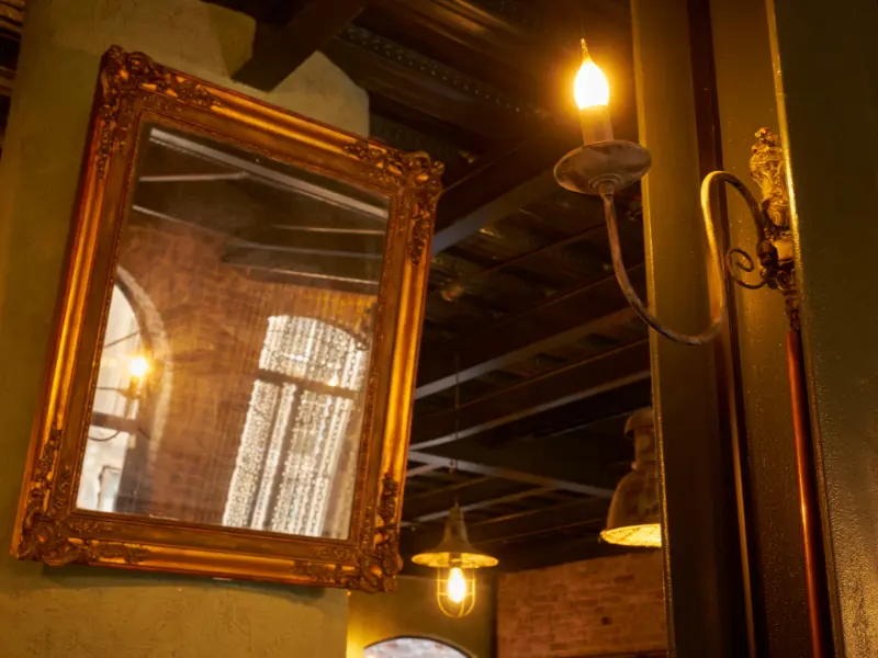 Miroir mural doré ancien dans un intérieur raffiné, reflet tamisé