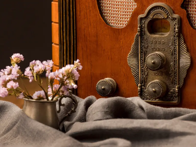 Zoom sur une table ancienne avec bois, laque et porcelaine asiatique combinés